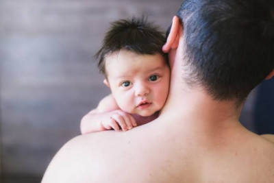Rutin Skin to Skin dengan Ayah Bisa Bikin Bayi Cerdas